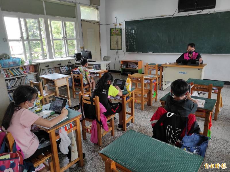 麥寮鄉興華國小老師採實體和線上同步教學。（記者詹士弘攝）