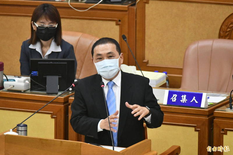 新北市長侯友宜母喪恰逢市政總質詢，侯友宜仍如常，行程未做變動。（記者何玉華攝）