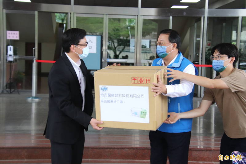 怡安醫療器材董事楊晴博（左）代表公司捐贈該公司生產的醫療口罩給警方，縣警局楊哲昌（中）代表收下。（記者黃美珠攝）
