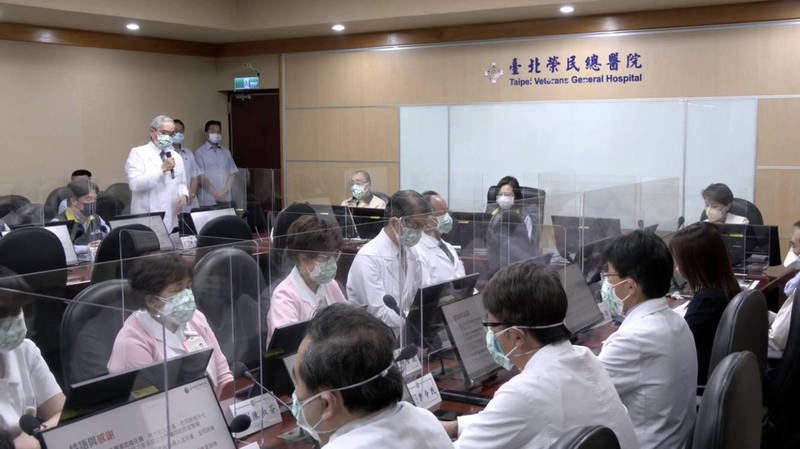 總統蔡英文今天下午到台北榮民總醫院視察，台北市副市長黃珊珊出席陪同。（擷取自華視直播）