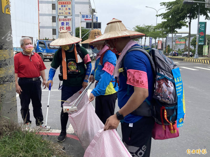 白沙屯媽祖進香，產生多少垃圾，全看這3人離媽祖多遠。（記者顏宏駿攝）