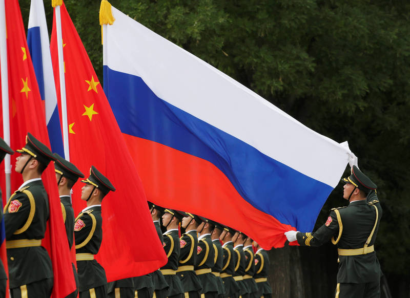 中俄空军联合军演，美国官员说，这凸显出中俄之间关系匪浅，且中国并不愿与俄国「分手」，两国准备好在欧亚大陆「一东一西」作战。图为中俄2国旗帜。（路透资料照）(photo:LTN)