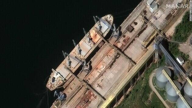 衛星照顯示，俄羅斯貨船將據信是從烏克蘭偷來的糧食卸貨。（圖翻攝自推特）