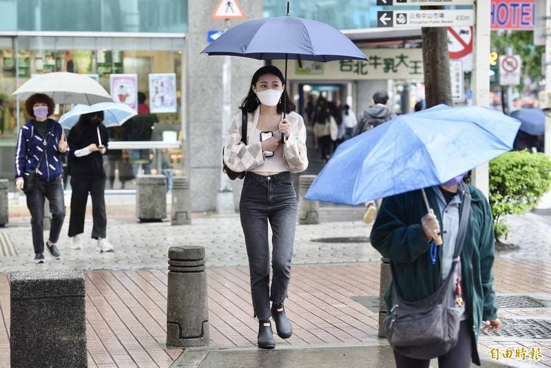 中央氣象局在今日下午4點10分，針對全台15縣市發布大雨特報，提醒民眾外出要攜帶雨具。（資料照）