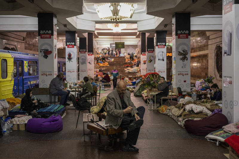 烏克蘭東北部城市「哈爾科夫」地鐵系統原先轉作避難所使用，24日正式恢復營運。圖為19日當地居民在地鐵中避難情況。（美聯社）