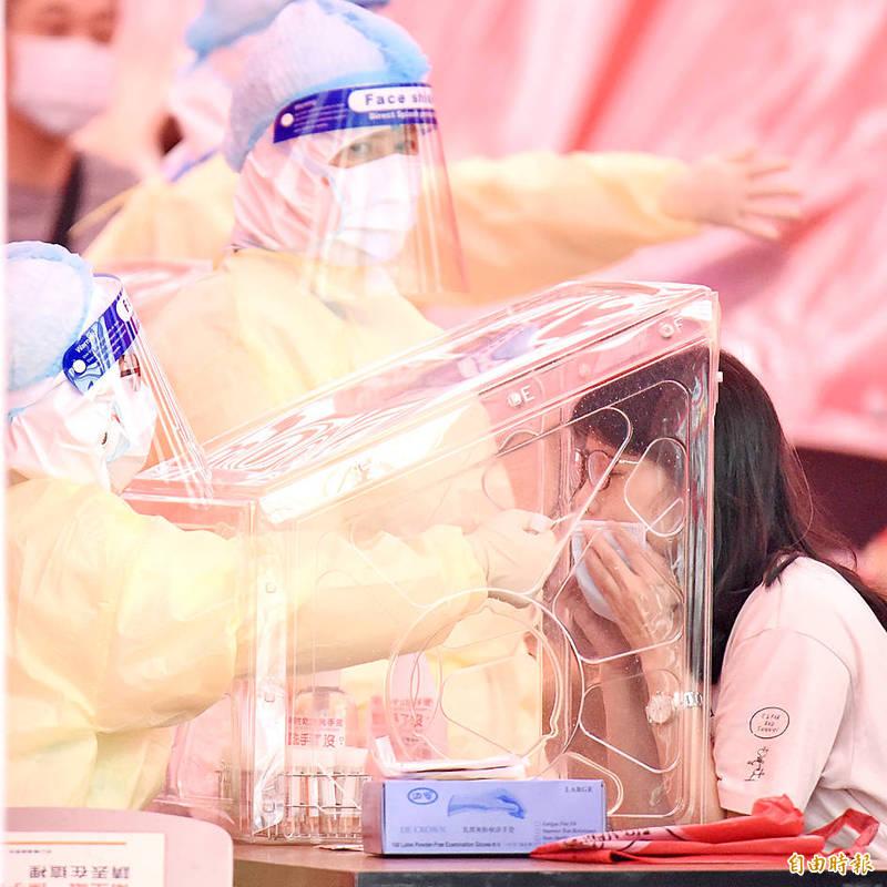 
A woman undergoes a COVID-19 nasal swab test at a temporary testing station at Taipei International Airport （Songshan airport） yesterday.
Photo: Tu Chien-jung, Taipei Times