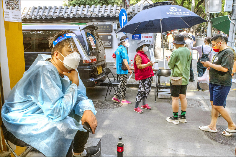 中国首都北京市某一社区，居民二十二日按要求必须扫描健康码才能进入社区。（彭博）(photo:LTN)