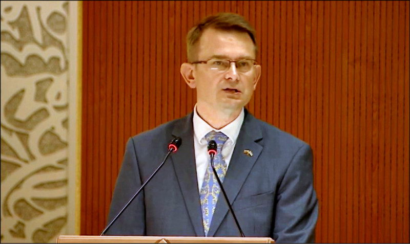 立陶宛衛生部長杜爾基斯於WHA發言呼籲，應邀請台灣以觀察員身分參加大會，並讓台灣有意義地參與世衛的所有論壇及機制。（取自WHO直播）