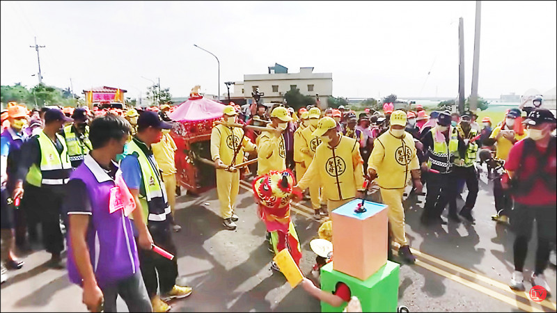 小朋友可愛變裝迎接媽祖，白沙屯媽祖鑾轎停轎賜福。（駱調彬提供）