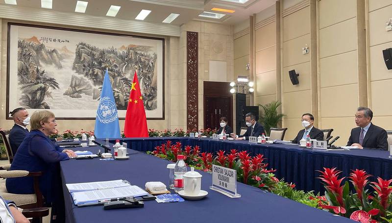 中國外交部長王毅（右一）23日在廣州會見聯合國人權事務高級專員巴舍萊（左一），聲稱希望巴舍萊到訪有助於澄清中國人權記錄的「錯誤資訊」。（法新社）