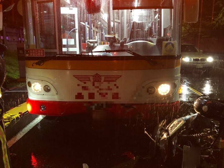 疑下雨路滑轉彎自摔，20歲男科大生慘遭公車輾斃。（讀者提供）