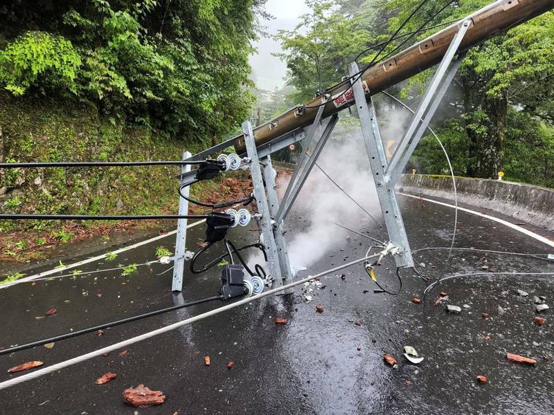 台8線106k路段因梅雨鋒面影響，電桿倒塌。（記者張軒哲翻攝）