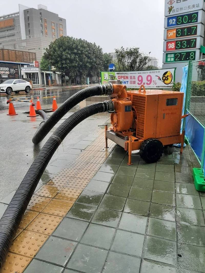 桃園市政府水務局因應梅雨鋒面大雨威脅，已在6個易積淹水地區預布機動抽水機組，圖為設在龜山區文明路與文化一路口（桃捷A8長庚醫院站）的6英吋抽水機組。（圖由桃園市政府水務局提供）