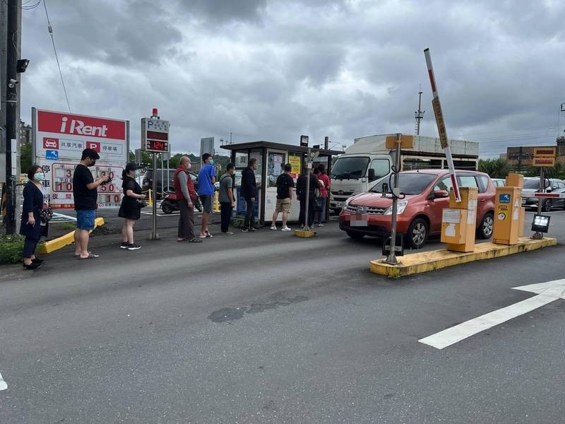 七堵停車場21日民眾排隊繳費，抱怨太誇張。（圖由林坤民提供）