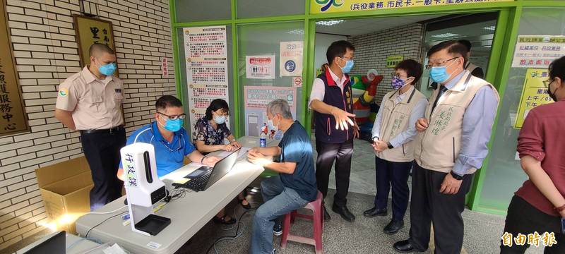 台南市防疫包2.0版，25日起在各區公所針對確診者同住家人，發放成年人每人3劑快篩試劑，未成年人每人2劑快篩試劑。（記者劉婉君攝）