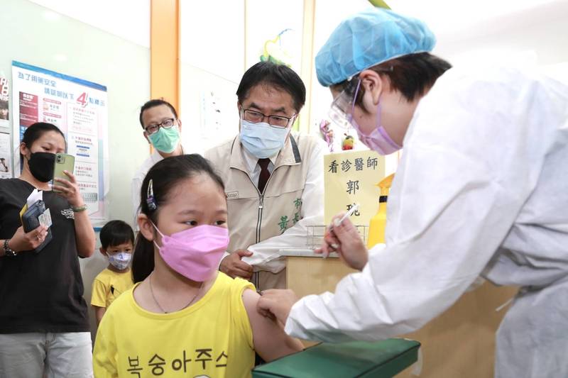 兒童輝瑞疫苗今天開打，台南市長黃偉哲至診所視察施打情形。（台南市府提供）