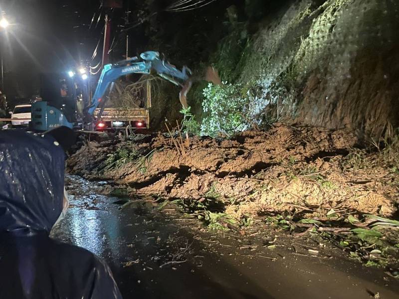 龜山區公所派員清除路樹與土石。（警方提供）