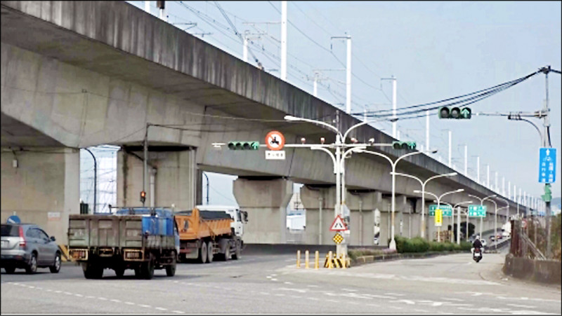 交通局於大園交流道中正東路裝設智慧號誌，每組要價20、30萬元，交通局將逐年升級路口號誌設備。（交通局提供）