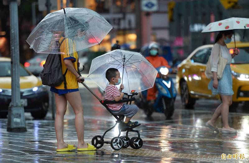 明（26）日受鋒面和西南季風影響，全台各地皆有陣雨或雷雨的機率，民眾出門記得攜帶雨具。（資料照）