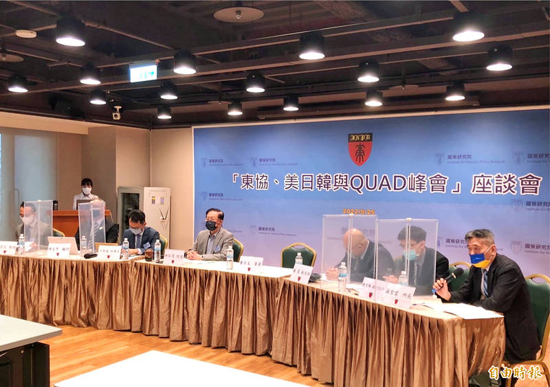 Su Tzu-yun, right, a senior analyst at the Institute for National Defense and Security Research, speaks at a conference in Taipei yesterday.
Photo: Lu Yi-hsuan, Taipei Times