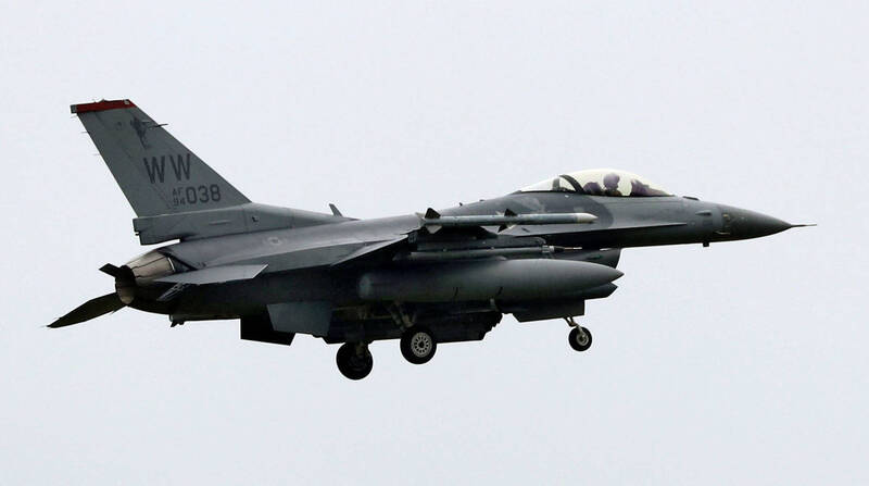 25日下午，日本航空自衛隊4架F-15戰機與美軍數架F-16戰機聯合飛越日本海。圖為F-16戰機。（法新社）