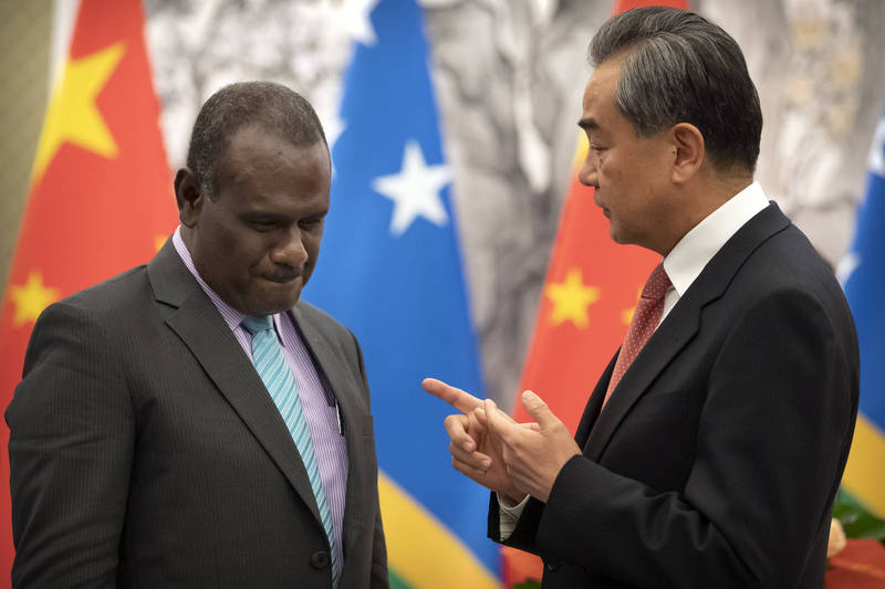中國外交部長王毅（右）30日將於斐濟與太平洋島國外長開會。（美聯社）