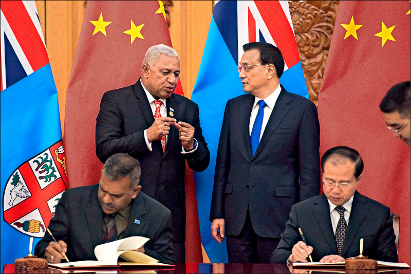斐濟總理巴依尼馬拉馬（左上）2017年5月前往中國，參加「一帶一路國際合作高峰論壇」，在北京人民大會堂和中國國務院總理李克強（右上）交談。（美聯社檔案照）