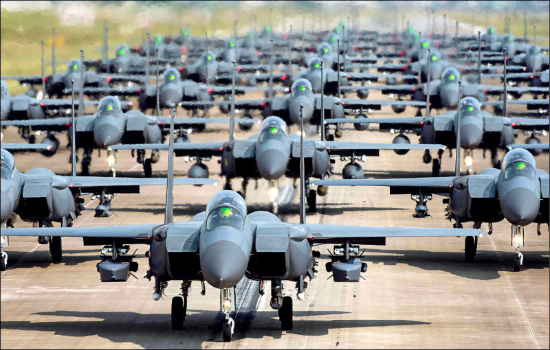 為反制北韓持續發射飛彈展示武力，南韓國防部廿五日發佈影片，顯示三十架南韓空軍F-15戰機廿四日集結起飛前的「大象漫步」隊形。（法新社）