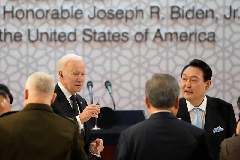 南韩新任总统尹钖悦（右）21日在国立中央博物馆，设宴款待来访的美国总统拜登（左持酒杯者）。（路透）(photo:LTN)