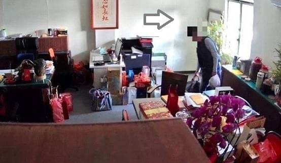 徐漢（左）辦公室有密室小金庫，辦案人員（右）搜索意外發現。（檢方提供）