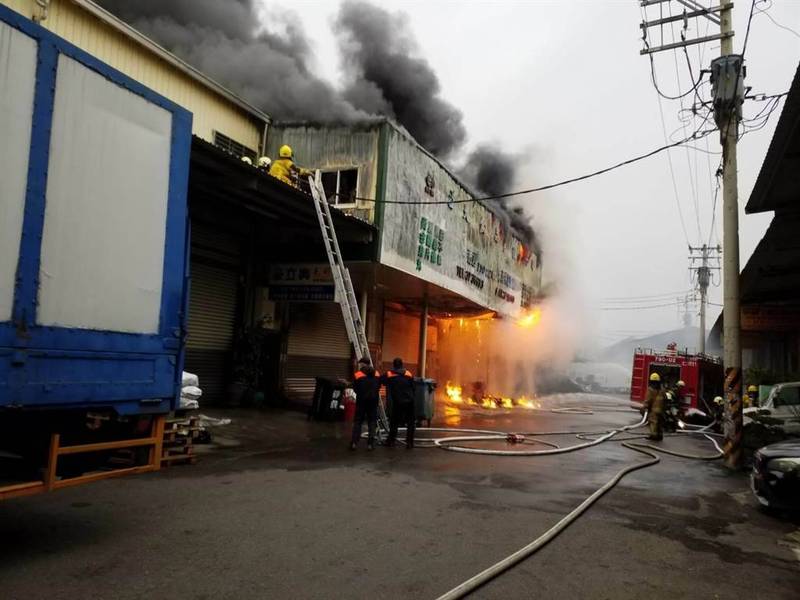 高雄市仁武區一家食品工廠前年12月發生大火。（資料照，讀者提供）