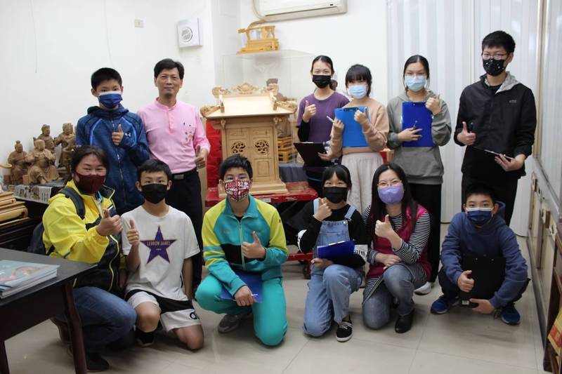 彰興國中學生團隊採訪南瑤宮新香擔製作藝師阿發師-林新發（後排左2）並合影。（市公所提供）