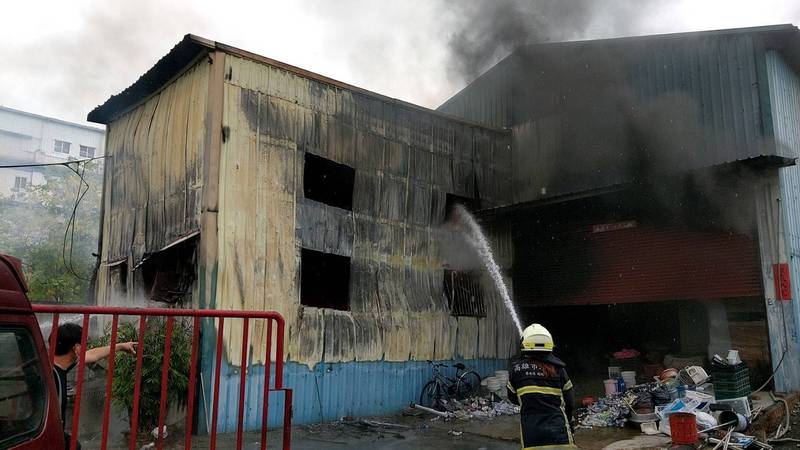 消防人員灌救起火工廠。（圖由民眾提供）
