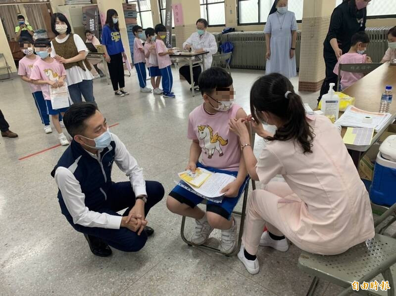 新竹市長林智堅今天到曙光國小視察輝瑞兒童疫苗校園施打情形。（記者洪美秀攝）