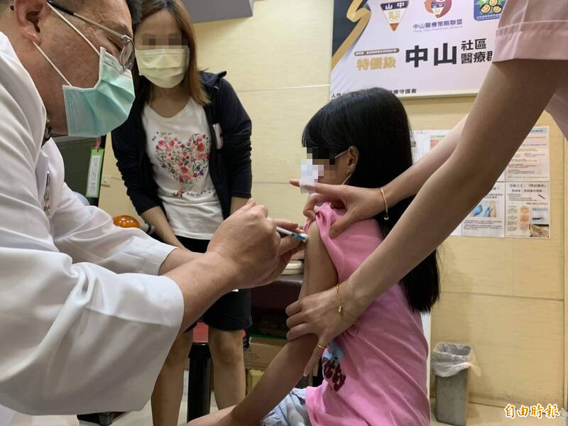 台中市醫療院所開打輝瑞兒童疫苗，一開門就湧入大批家長帶孩子來接種。（記者蔡淑媛攝）