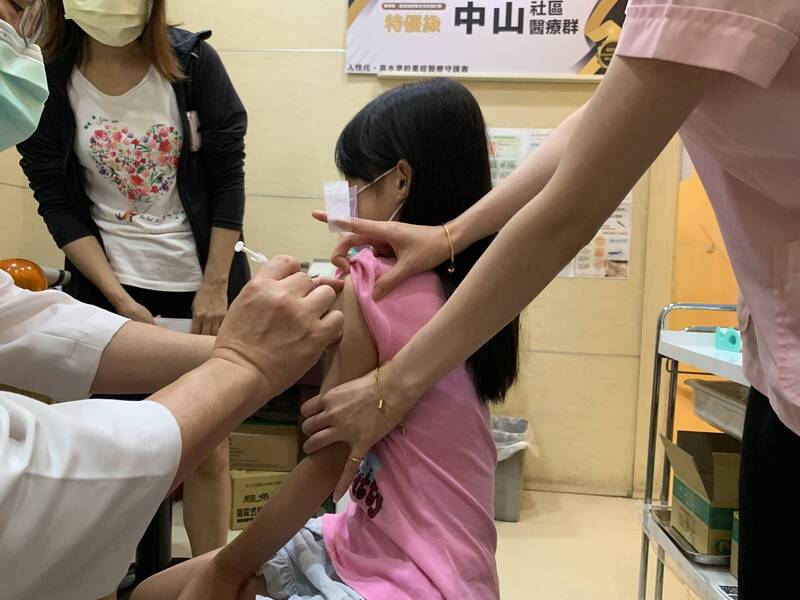 台中市醫療院所開打輝瑞兒童疫苗（兒童BNT疫苗），一開門就湧入大批家長帶學童接種。（記者蔡淑媛攝）