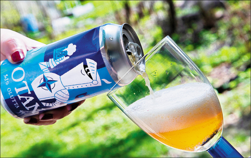 芬蘭一家釀酒廠推出「北約啤酒」。（美聯社）