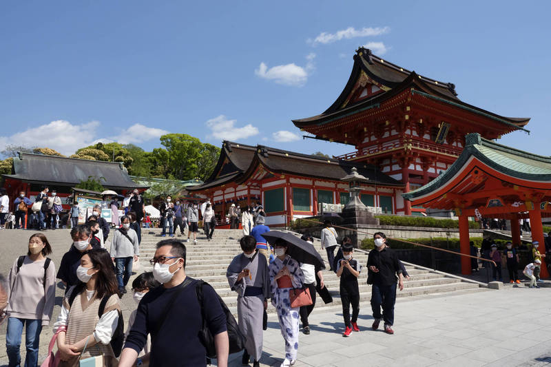 日本首相岸田文雄宣布，將從6月10日起重新接受有導遊隨隊的外國旅行團入境觀光。（彭博）