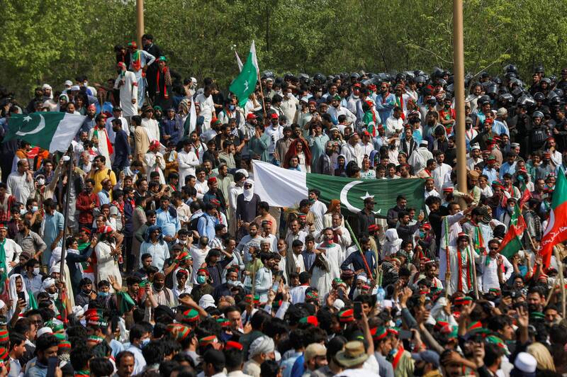 成千上萬支持者響應伊姆蘭．汗的號召上街，要求解散國會並提前舉辦大選。（路透）