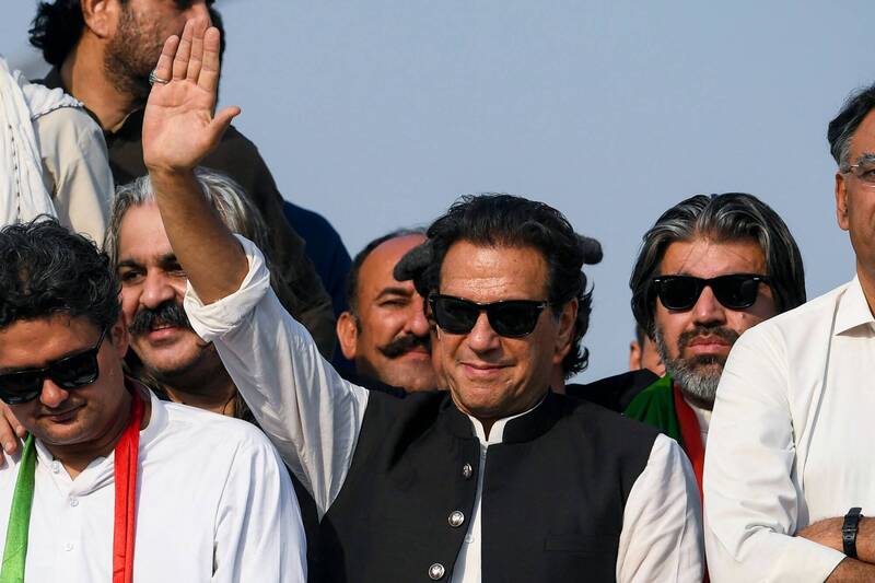 巴基斯坦前總理伊姆蘭．汗號召支持者上街抗議，26日其車隊已進入首都伊斯蘭堡。（法新社）
