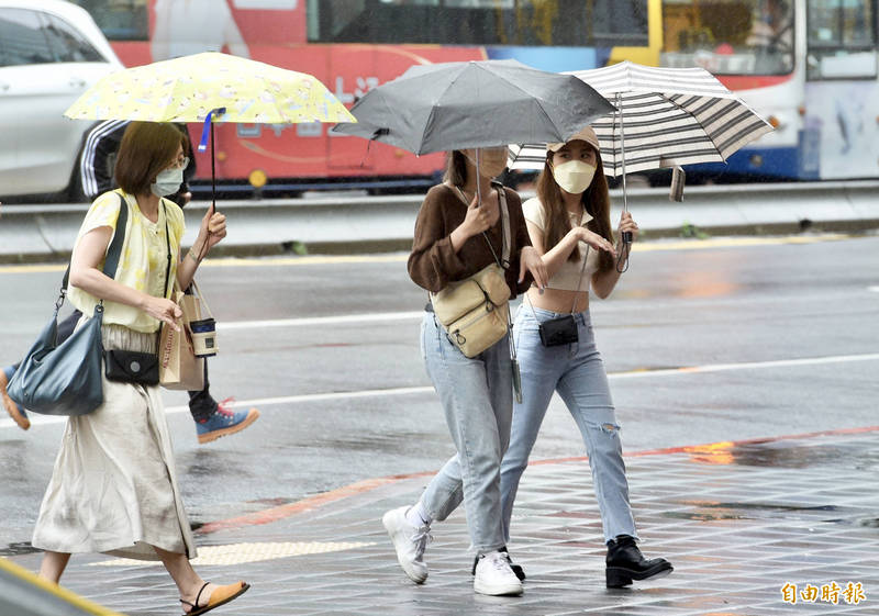 中央氣象局提醒，今（25日）晚至明天白天西半部仍要防大雨，局部地區可能有豪雨。（資料照）