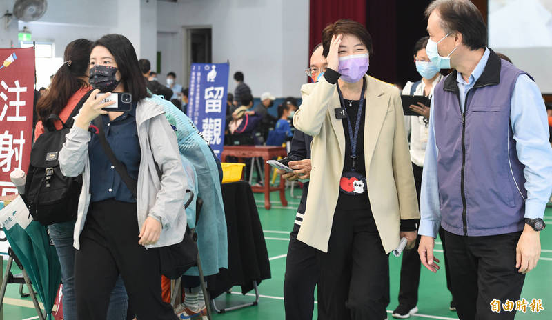 台北市輝瑞兒童疫苗開打，銘傳國小學童在家長陪同下到場接種，前往視察的副市長黃珊珊（右二）經過注射區時，舉手遮擋視線還轉過頭，她事後自承害怕打針。（記者廖振輝攝）