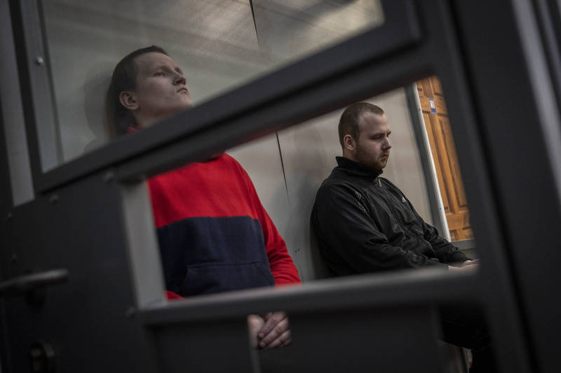 俄军砲兵博比金（左）、伊万诺夫（右）在乌克兰法庭上承认发射砲弹轰炸乌克兰哈尔科夫地区，被检方求刑12年。（美联社）(photo:LTN)