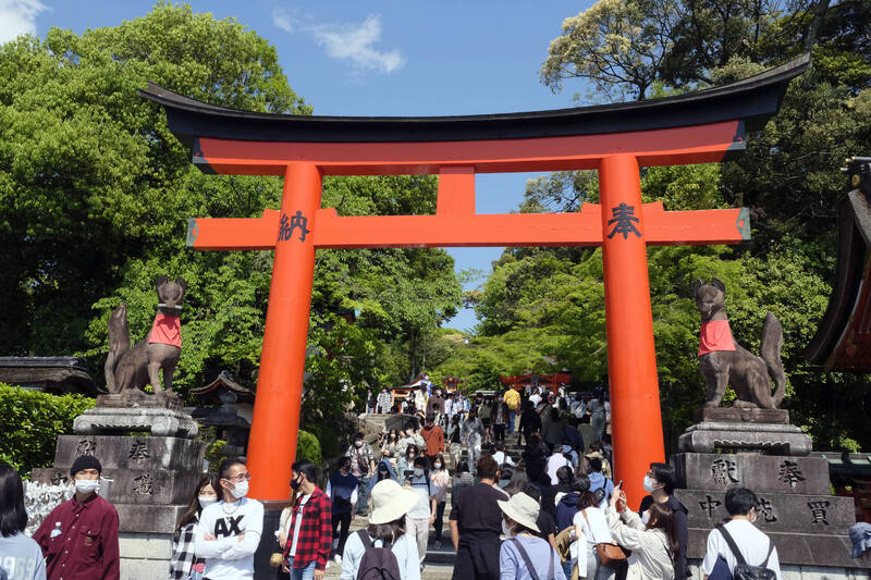 日本首相岸田文雄宣布，6月10日起重新接受有導遊隨隊的外國旅行團入境觀光。（彭博）