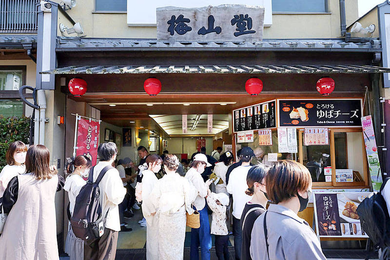 Tourists gather outside a shop during the Golden Week holiday in Kyoto, Japan, on May 3.
Photo: Bloomberg