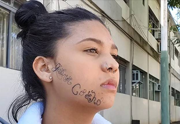 巴西18岁少女泰安在上学途中遭到前男友绑架施虐，还在她的脸颊刺上自己的名字「主张所有权」。（翻摄推特）(photo:LTN)