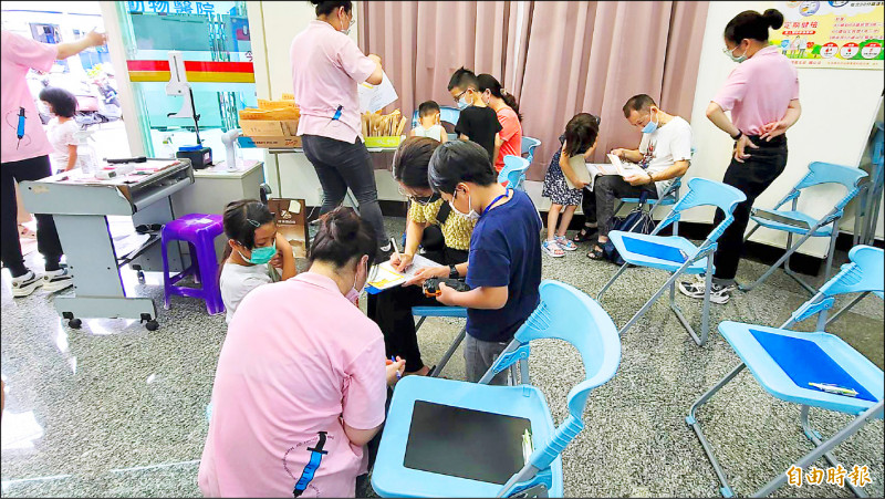 屏東縣輝瑞兒童疫苗開始施打。（記者葉永騫攝）