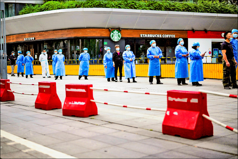 核酸檢測似乎已成為中國民眾防疫生活的日常。圖為上海民眾廿六日排隊做核酸檢測。（路透）