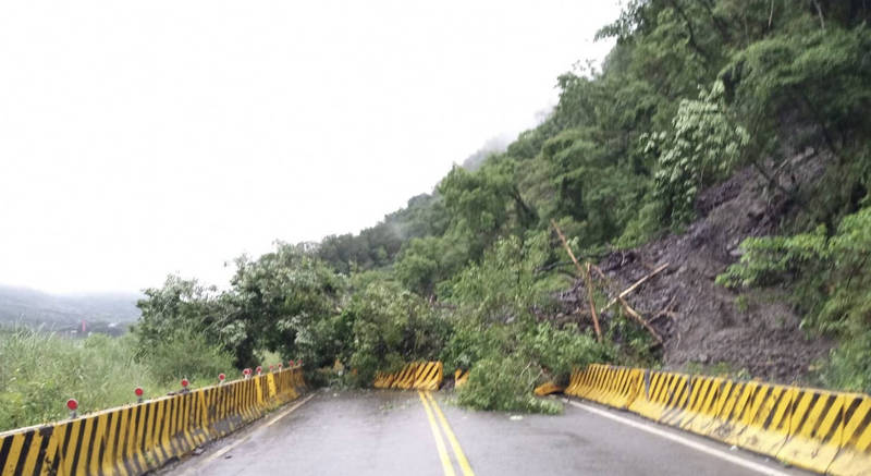 南橫復興路段落石阻斷通行。（甲仙工務段提供）