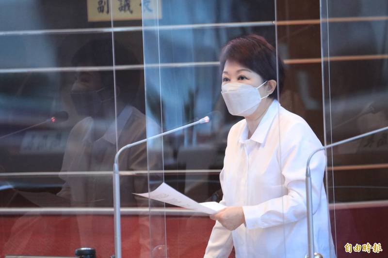 盧秀燕表示，校園開始施打疫苗，預計6月15日前施打完畢。（記者蘇金鳳攝）
